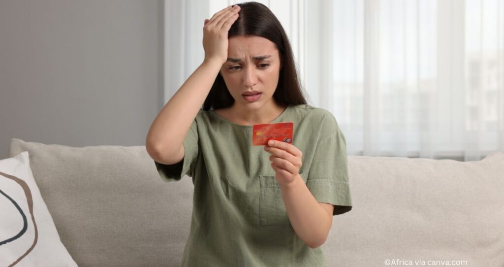 How does late payment affect credit score